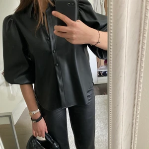 Skinnskjorta   - Förra årets skinn skjorta från zara. Knappt använd, är i storlek M och ärmarna går att justera efter längd och puff. Säljs till högsta bud + frakt 