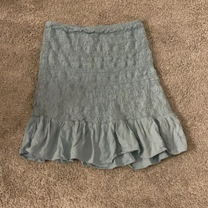 Kjol - Säljer den här kjolen då den inte kommer till användning. Har använd den några gånger i sommras💞