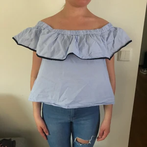 Blus  - Jag säljer denna blåa blus från Zara. Den har en rosett i ryggen, den går att knyta upp om man vill. Den är oanvänd. Hör av dig om du är intresserad💙