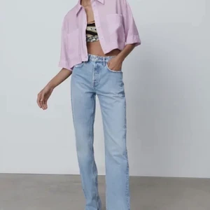 Jeans från zara  - Hej! Intressekoll på dessa jeans! Inte köpta för alls länge sen, men har två av dessa jeans. Storlek 40 och sätter baggy på mig som vanligtvis har 38. Om du är intreserad hör av dig😊