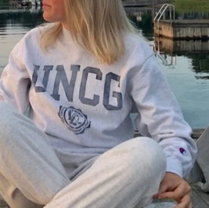 Champion ljusgrå vintage sweatshirt - Superfin vintage sweatshirt från champion som jag köpte från vintagesida i London för ca ett år sedan. Använd mycket men i bra skick. Storlek XS-M. Bud från 200 kr❤️💗💖