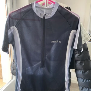 Gympa topp i stl 36 - Oanvänt skick i stl 36 finns e ficka  baksidan 