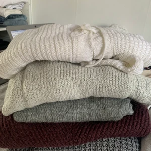 Stickade tröjor - Alla tröjor i ett paket säljs för 200 kronor. En tröja kostar 60 kronor. Allt från xs till M 
