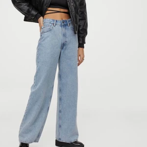 Raka jeans, aldrig andvända! - Raka ljusblå jeans, har aldrig andvänd dom då de ej passar mig. Min egna bild är färgen lite missledande utan den är mer lik bilderna på modellen i dagsljuset. De är helt felfria och superfina. Passar på någon med 36-38💗 frakt tillkommer 