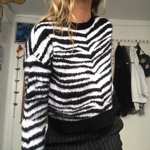 Jättemysig stickad zebra tröja från Asos strl 36