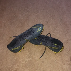 Nike fotbollsskor storlek 42 - Helt nya fotbollsskor jag har aldrig använt dom för dom är lite för små för mig 