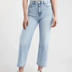 Väldigt nya jeans från Lindex, det är en vida High waist-jeans med croppat ben. Jag säljer dessa för att dom är förstora. Skriv om ni skulle vilja ha bild där jeansen sitter på mig. De kostar 400 kr nypris men säljer för 180plus frakt. Priset går att diskutera!
