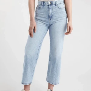 Jeans från Lindex storlek 36, mer som en 38. Modellen heter Hanna  - Väldigt nya jeans från Lindex, det är en vida High waist-jeans med croppat ben. Jag säljer dessa för att dom är förstora. Skriv om ni skulle vilja ha bild där jeansen sitter på mig. De kostar 400 kr nypris men säljer för 180plus frakt. Priset går att diskutera!