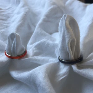 Coola ringar - Coola ringar från 90 talet som ej rostar! Den ena är mörklila och den andra är orange🥰