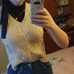 Väst - Det här är en nyköpt väst från monki i storlek xs. Jättefin och vill nästan inte sälja den men tycker inte jag passar så bra i den som någon annan kanske kommer att göra. Möts upp I Stockholm eller i västerås