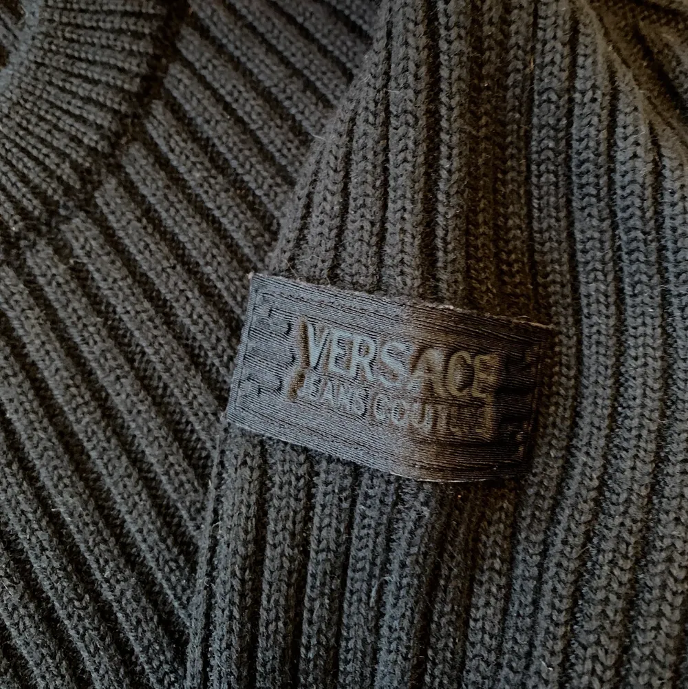 Väldigt cool vintage Versacetröja. Stickad i 100% ull med röda patches på axlar, armbågar & ficka på bröstet. Normal i storlek & inte oversized. Hör av er för fler bilder eller try on 🥰. Stickat.
