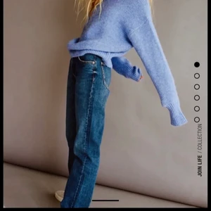 Populära jeans från Zara - Säljer dessa supertrendiga och snygga jeansen från zara! Tycker det är lite små i storlek men så snygga!!! 🥰🥰🥰💗 Endast testade med prislapp och sånt kvar! 💗