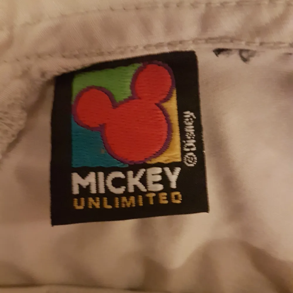 Skitsnygga shorts snickarebyxor, står ingen storlek i dom men skulle säga 34-36! 💖 köpte dom begagnat men aldrig använt, dom är i väldigt fint skick! Dessa snickareshort är skapade av Disney:, Jerry Leight, the Entertainment apparel Company och är i Mickey mouse tema! . Shorts.