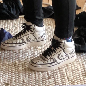 Nike Custom skor  - Egen-designade Nike court vision! Har gjort dessa själv, därav designen. Riktigt sköna skor men som tyvärr inte används hemma hos mig. Det är storlek 38, men passar garanterat en 37 eller mindre 39. Beställde dessa skor för 1000 :- på Nike.se.