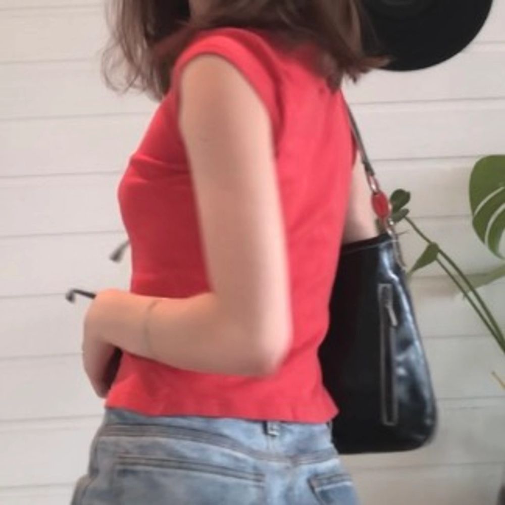 röd vintage L.O.G.G topp säljes<3 skick: vintage, mindre slitningar storlek: XS kostnad: 79kr+frakt märke: Lable Of Granded Goods kontakta om intresserad pris går att diskutera samfraktsalternativ finns även mötas i Blekinge #linkzeldavintage #röd #vintage #XS #unik #cool #secondhand #70tal. Toppar.