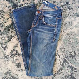 Blå vintage strech jeans från märket Fornarina, bootcut, sliten stil. 