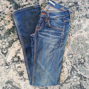 Bootcut jeans från Fornarina strl. 25 - Blå vintage strech jeans från märket Fornarina, bootcut, sliten stil. 