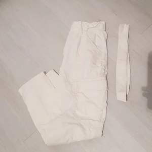 Vita pösiga byxor🌸 - 🌸byxorna är knappt använda.                                      🌸fungerar super för dig med längre ben