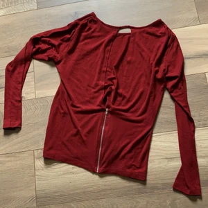 Mysig bik bok tröja med öppen rygg dragkedja M - Superfin top med dragkedja bak som kan öpp as helt. Långa ärmar och mjuk i tyget. Samfraktar! Passar även S