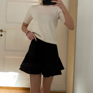 Zara kjol, strl L - Säljer denna kjol på grund av att den är för stor för mig :/ men annars väldigt fin och ett bra basic plagg för sommaren! 💕