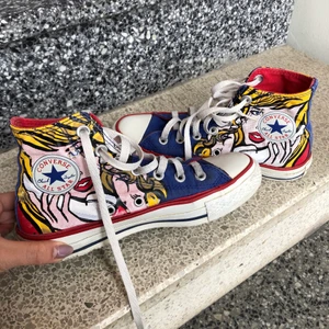 Converse Wonder Woman  - Säljer mina jättefina Converse skor med wonder women trycket på, går ej att köpa längre. Säljs pga för små, storlek 36. Kan fraktas då köparen står för frakt eller mötas upp i Stockholm💓💓 Hösgta bud: 310kr!