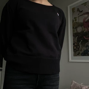 Champions sweatshirt - En bekväm sweatshirt från Champion med långa muddar och i normal längd. Är lite liten i storleken så skulle säga att den passar en M eller S om man vill ha den lite oversized. Köparen står för frakten💕💕