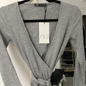 Topp från Zara - Topp från Zara, som ni kan se är den inte använd, säljer en i svart också, storlek M men är små i storlekarna, så passar XS/S. Har ett skärp eller band i midjan som man kan spänna till. Ganska urringad❤️