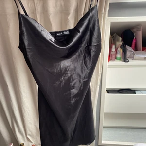 Satinklänning  - Fin satinklänning i storlek M säljs för 80 kr plus frakt.