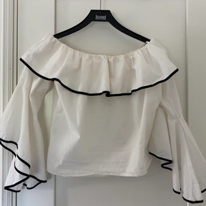Off shoulder blus från Zara - Off shoulder blus från Zara. Blusen har resår runt överdelen samt ärmarna är vida. Blusen är köpt för några år sedan och är använd ett fåtal gånger samt är i bra skick 