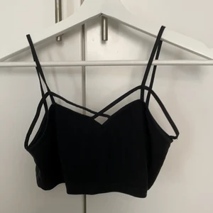 Bralette/crop top - Brandy Melville  - Säljer denna fina bralette/ crop top från Brandy Melville! Strö XS/S. Fint skick💖 