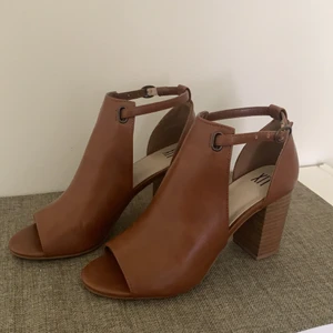 Klackskor  - Bruna läder skor i storlek 37, höjd på klacken 8cm, använt dom två gånger. Säljs i befintligt skick. 