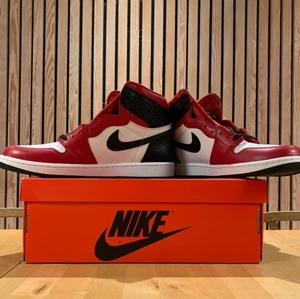 Nike air Jordan 1 High OG - Satin snake Chicago - Mens 44 / Wmns 11,5 - Nike Air Jordan 1 high OG - Satin snake Chicago   - Condition: Nya med tags, oanvända.  - Size: 10/44 herrstorlek och 11,5 för kvinnor.
