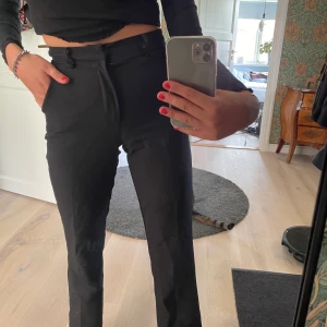 Kostymbyxor  - De populära kostymbyxorna från Bikbok! 