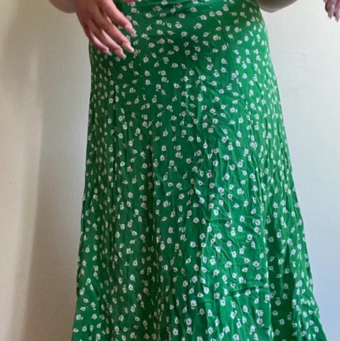 Grön blommig kjol