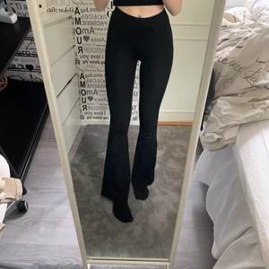 utsvängda byxor från gina tricot - svarta utsvängda byxor från gina tricot i stlk S (vanlig längd i benen) säljer pga att de inte kommer till användning!