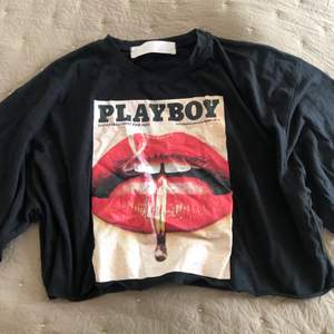 Kort tröja med Playboy tryck, använd några gånger men i fint skick! 
