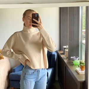 Benvit tröja från &OtherStories🤍🤎 - Säljer denna benvita tröja från &OtherStories som jag tyvärr bara använt en gång🌞☺️🤍