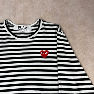 Comme Des Garçons Play Long Sleeve - Comme Des Garçons Play Long Sleeve • Färg: Svart/Vit • Storlek: Small • Skick: 8/10 • BIN: 499kr Om ni har några frågor är det bara att skicka iväg ett 