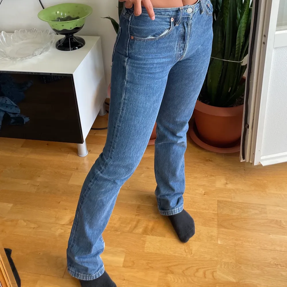 Säljer mina snygga blåa Levis 501or som är köpta på 2000-talet!! Bra skick och använd ett par gånger. Säljer för att de inte längre kommer till användning, köpare står för frakt. . Jeans & Byxor.