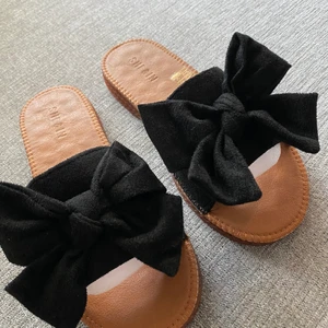 Tofflor från shein - Fick hem dessa snygga tofflor idag från shein men tyvärr passar dem inte mig. Tofflorna är i storlek 41 men skulle säga att de passar mer till storlek 39-40. Tofflorna är endast testade. Vid frågor hör gärna av er 🥰