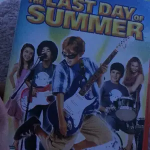 Hej säljer domhär två filmerna ”last day of summer” och ”cirkus summarum” båda två för 30kr å em för 17