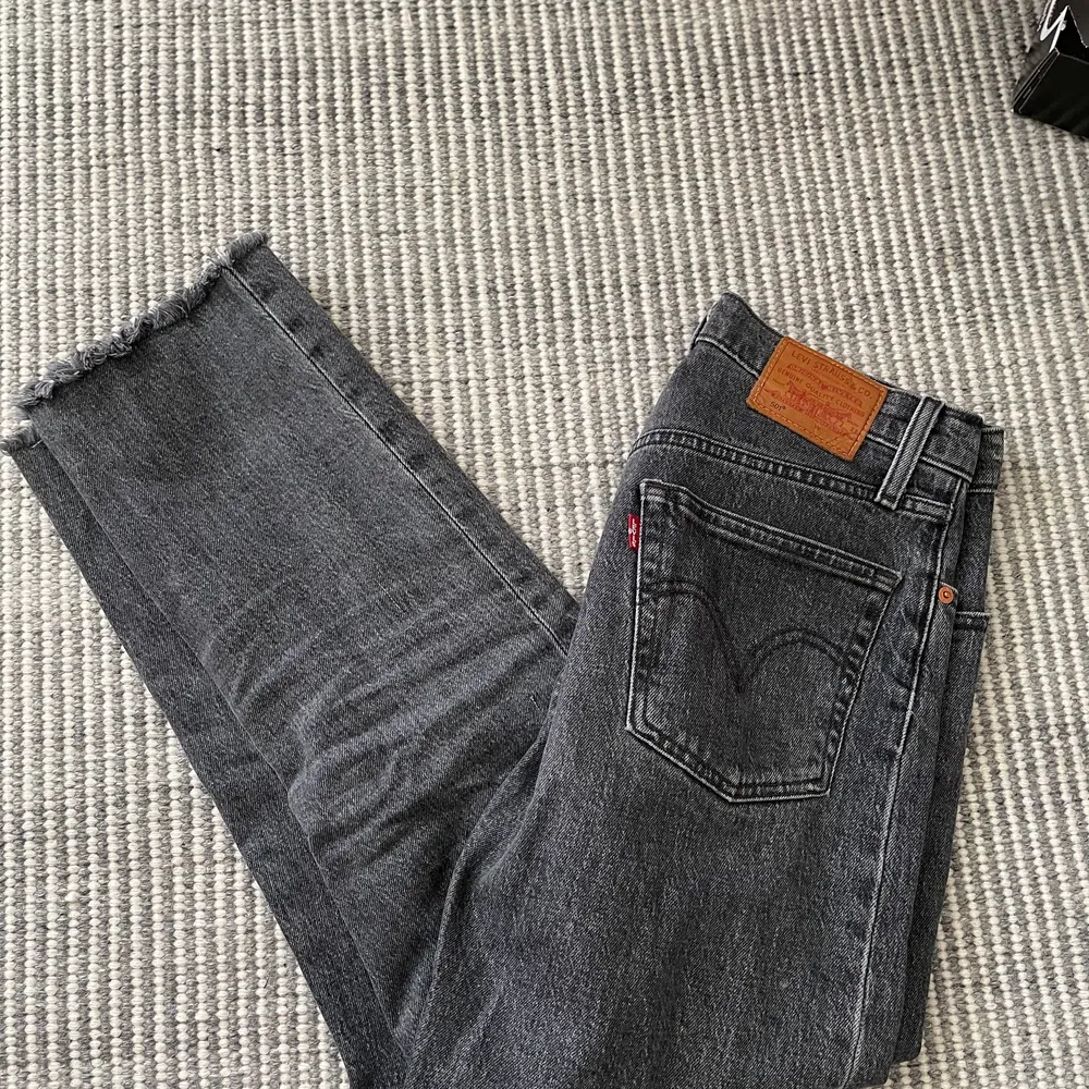 Grå 501 jeans ifrån levis i jättefint skick! Strl W25L28. Jeans & Byxor.