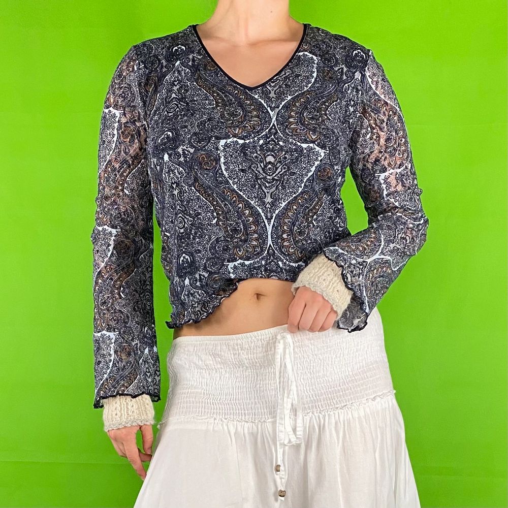 Boho, mesh, y2k topp i toppenskick! Från märket Street One, storlek 40. Modellen använder vanligtvis storlek S-M och är 169cm för referens. Tröjan har en tunn tröja under som gör den tjockare. Axel till axel 42cm. Arm längd 60. Byst bredd 42cm. Spårbar frakt på 66kr är inräknad i priset. (Handledsvärmarna medföljer ej) . Blusar.