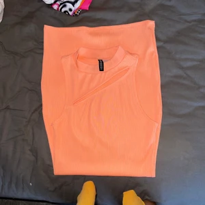 Klänning - Super snygg klänning som är väldigt tajt. En sne slits ovanför bröstet. Har för mig att denna är slutsåld