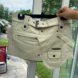 Läder kjol - Snygg lågmidjad kjol i läder från Diesel. Köpt second hand. Xs-s