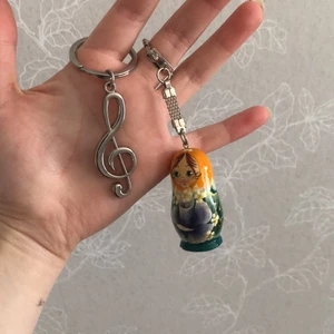 Gulliga nyckelringar! - En ifrån ryssland med den ryska dockan och en ifrån Sydkorea med musik not på! Helt nya och en för 40kr inkl frakt!