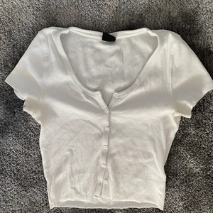 Vit tröja - Använd 1 gång. Köparen står för frakt, möts även i Stockholm C/Enskede. Passar mig som har S