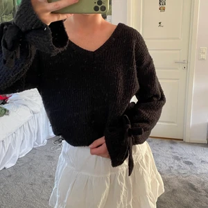 Mysig tröja - Stickad tröja som man knyter i ärmarna från NAKDxLinn Ahlborg. Köparen står för frakt, möts även i Stockholm C/Enskede. Passar mig som har S