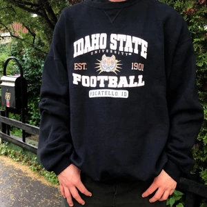 Vintage tröja - Vintage tröja ”Idaho State” i storlek XXL. Person på bilden är 184cm lång. Hör av dig om du har några frågor eller vill ha fler bilder/mått på plagget✌🏼