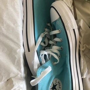blåa converse - helt nya superfina blåa converse som jag fick i present men som inte passar och jag kan inte längre returnera de. aldrig använda och helt slutsålda på nelly, nypris är 700kr💕